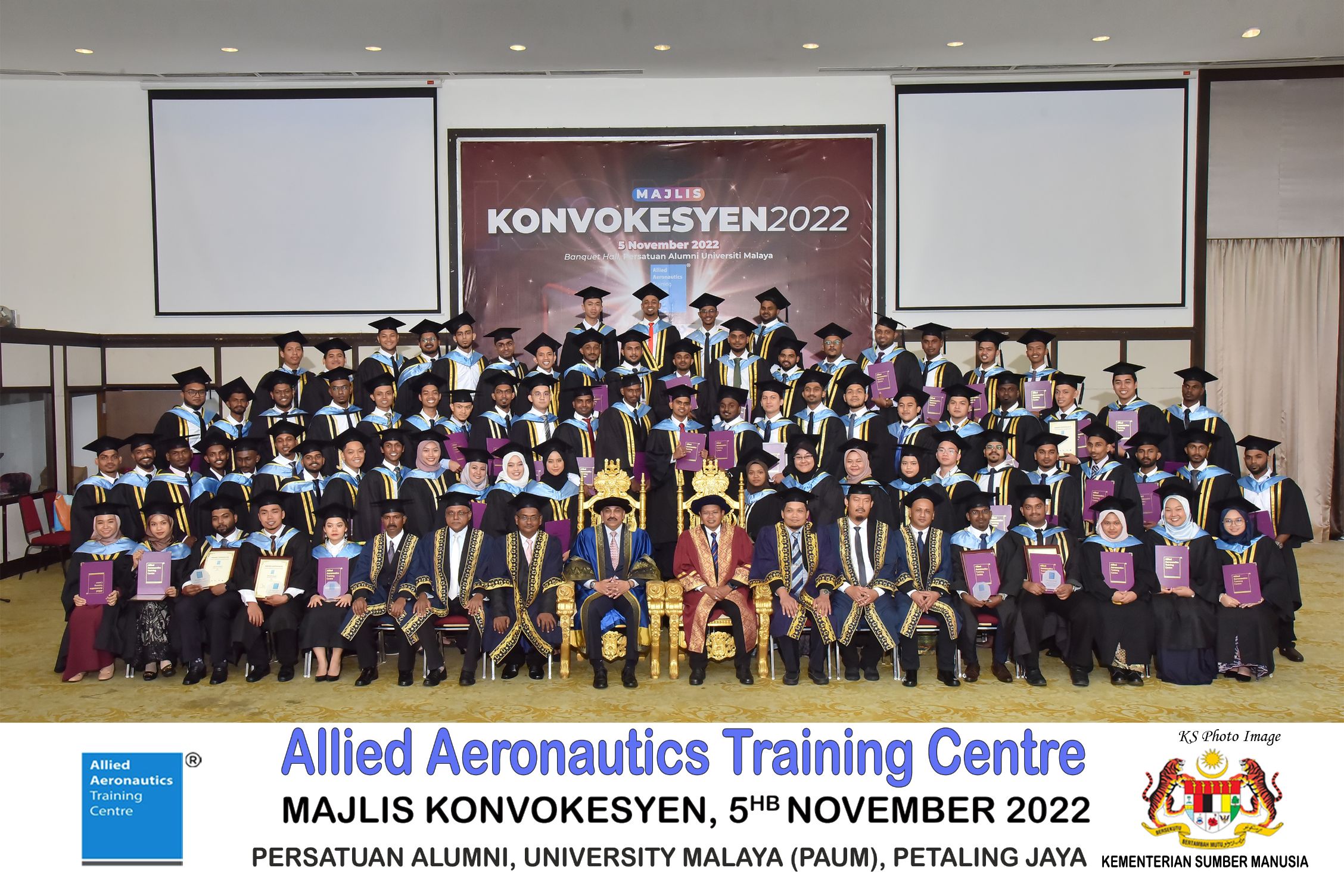Allied Aeronautics students and graduates together